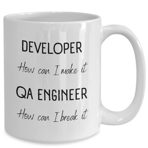 Peut inclure: Une tasse à café en céramique blanche avec du texte noir qui dit "DEVELOPER How can I make it QA ENGINEER How can I break it"