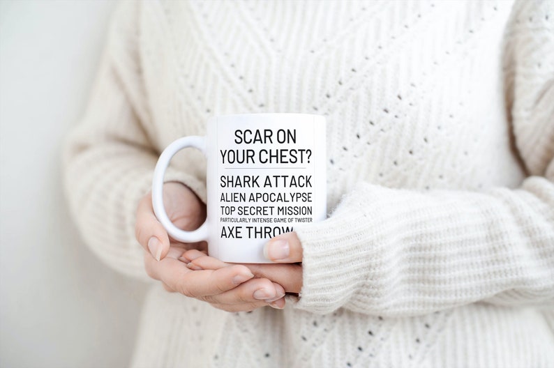 Pode incluir: Caneca de caf&eacute; de cer&acirc;mica branca com texto preto que diz "Scar on your chest? Shark attack, Alien Apocalypse, Top Secret Mission, Particularly Intense Game of Twister, Axe Throw."