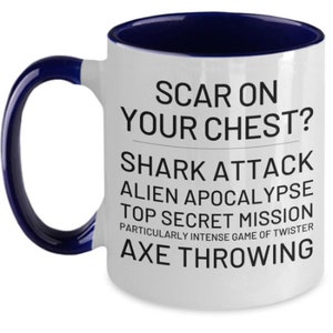 Pode incluir: Caneca de caf&eacute; branca com borda e al&ccedil;a azuis. A caneca tem texto preto que diz "Scar on your chest? Shark attack, Alien Apocalypse, Top Secret Mission, Particularly Intense Game of Twister, Axe Throwing."