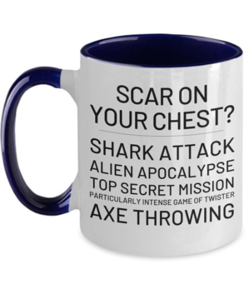 Pode incluir: Caneca de caf&eacute; branca com borda e al&ccedil;a azuis. A caneca tem texto preto que diz "Scar on your chest? Shark attack, Alien Apocalypse, Top Secret Mission, Particularly Intense Game of Twister, Axe Throwing."