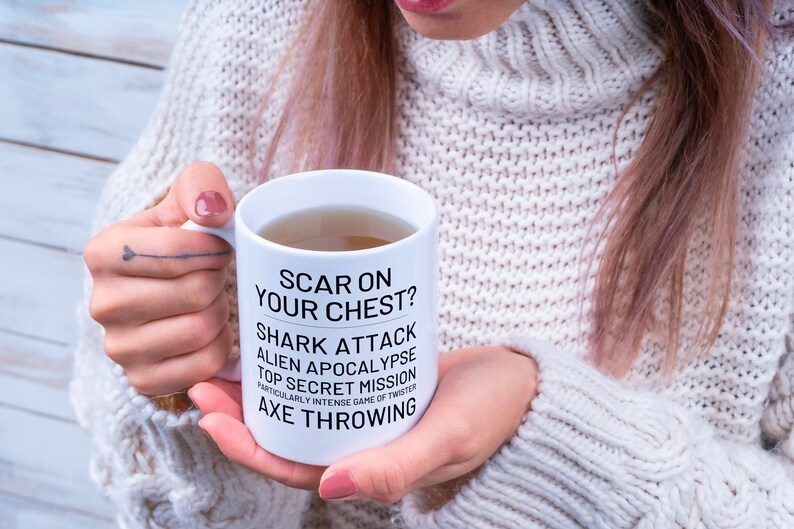Pode incluir: Caneca de cer&acirc;mica branca com texto preto que diz "Scar on your chest? Shark attack, Alien Apocalypse, Top Secret Mission, Particularly Intense Game of Twister, Axe Throwing".