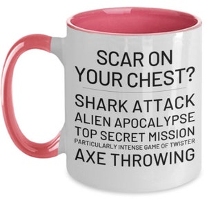 Pode incluir: Caneca de caf&eacute; de cer&acirc;mica branca com borda e al&ccedil;a rosa. A caneca tem texto preto que diz "Scar on your chest? Shark attack, Alien Apocalypse, Top Secret Mission, Particularly Intense Game of Twister, Axe Throwing."