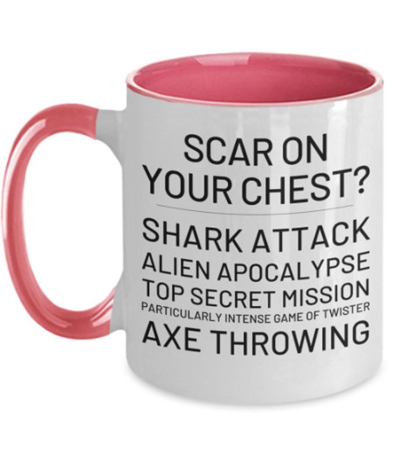 Pode incluir: Caneca de caf&eacute; de cer&acirc;mica branca com borda e al&ccedil;a rosa. A caneca tem texto preto que diz "Scar on your chest? Shark attack, Alien Apocalypse, Top Secret Mission, Particularly Intense Game of Twister, Axe Throwing."