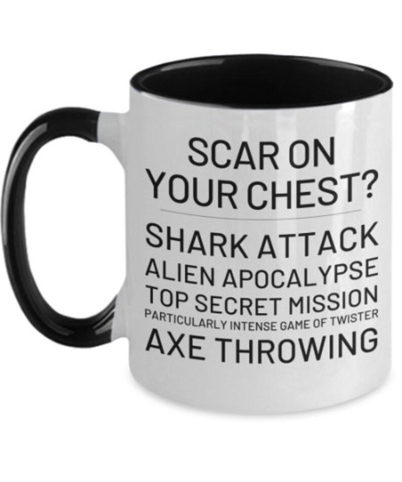 Pode incluir: Caneca de caf&eacute; branca com borda e al&ccedil;a pretas. A caneca tem texto preto que diz "Scar on your chest? Shark attack, Alien Apocalypse, Top Secret Mission, Particularly Intense Game of Twister, Axe Throwing."