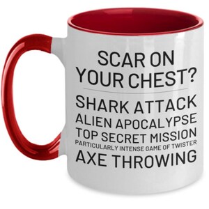 Pode incluir: Caneca de caf&eacute; de cer&acirc;mica branca com borda e al&ccedil;a vermelhas. A caneca tem texto preto que diz "Scar on your chest? Shark attack, Alien Apocalypse, Top Secret Mission, Particularly Intense Game of Twister, Axe Throwing."