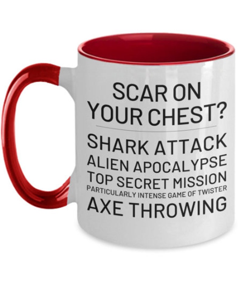 Pode incluir: Caneca de caf&eacute; de cer&acirc;mica branca com borda e al&ccedil;a vermelhas. A caneca tem texto preto que diz "Scar on your chest? Shark attack, Alien Apocalypse, Top Secret Mission, Particularly Intense Game of Twister, Axe Throwing."