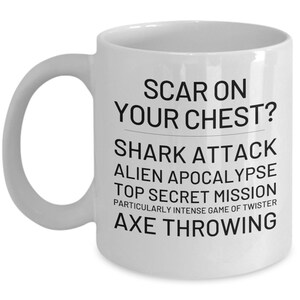 Pode incluir: Caneca de caf&eacute; de cer&acirc;mica branca com texto preto que diz "Scar on your chest? Shark attack, Alien Apocalypse, Top Secret Mission, Particularly Intense Game of Twister, Axe Throwing."