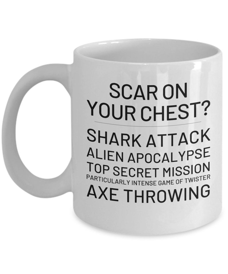 Pode incluir: Caneca de caf&eacute; de cer&acirc;mica branca com texto preto que diz "Scar on your chest? Shark attack, Alien Apocalypse, Top Secret Mission, Particularly Intense Game of Twister, Axe Throwing."