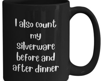 Peut inclure: Mug à café noir avec du texte blanc qui dit "Je compte aussi mes couverts avant et après le dîner".
