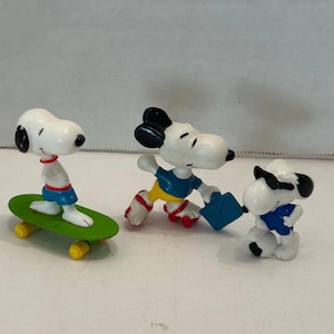 Vintage Peanuts Snoopy Sports Themed Lot of 3 PVC Figurines Cake Topper Roller Skates Skateboard Soccer