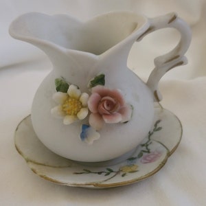 Pichet floral et sous-assiette en porcelaine