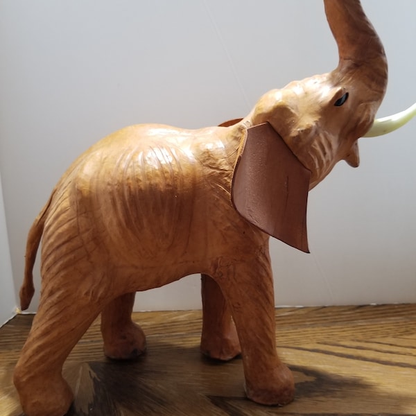 Figurine en papier mâché éléphant Truck Up oreilles en cuir