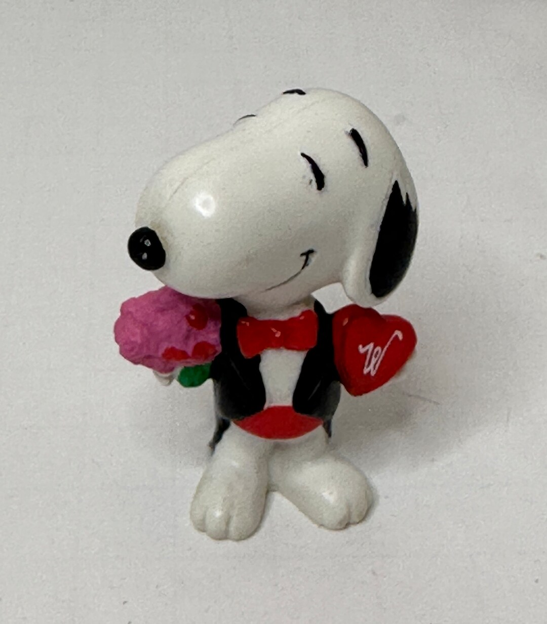 Valentines Peanuts Snoopy in Tux Flowers Whitman Heart Candies Figurine ...