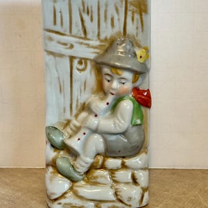 Stary ceramiczny kieszonkowy uchwyt na zapałki Chłopiec grający na flecie, wykonany w Japonii