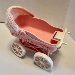 VTG Barbie Kelly Tiny Steps Carrinho de bebê rosa Lace Shade Mattel 1998