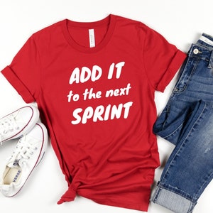 以下が含まれることがあります： 白い文字で「ADD IT to the next SPRINT」と書かれた赤いTシャツです。