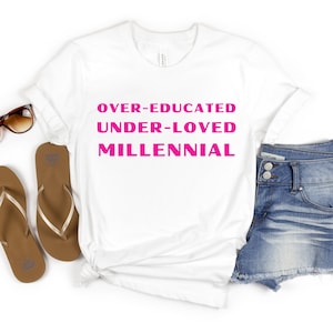 Peut inclure: T-shirt blanc avec le texte "Over-Educated Under-Loved Millennial" en lettres roses.