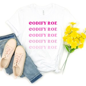 Peut inclure: Panneau en bois fait à la main avec le texte "Welcome" dans une police fantaisiste. Le panneau présente un fond blanc vieilli et un cadre en bois teinté foncé. Dimensions : environ 30 cm de large et 15 cm de haut.