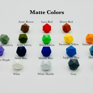 Op de afbeelding: Een verzameling geometrische kralen met matte afwerking in verschillende kleuren, waaronder Army Brown, Lava Red en Muted Green. De afbeelding toont een reeks tinten, van roze tot zwart, met kleuraanduidingen.