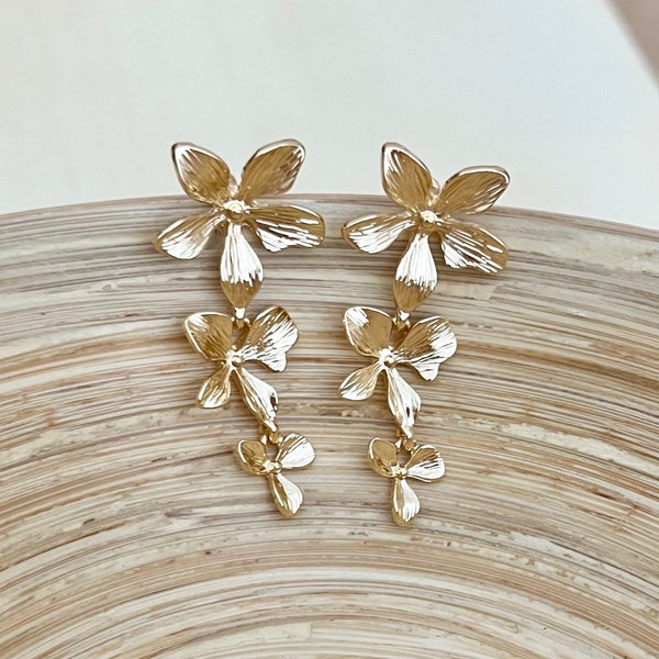 Gold flower earrings, flower drop earrings, cute flower earrings, bridal earrings, floral earrings, modern flower earrings, gold earrings