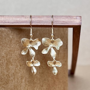 Gold Blumen Ohrringe, kleine Blumen Tropfen Ohrringe, süße Blumen Ohrringe, Braut Ohrringe, Blumen Ohrringe, Boho Ohrringe, Geschenk für sie