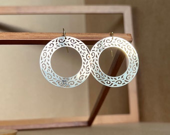 Pendientes de disco de filigrana de oro, pendientes geométricos de oro, pendientes cortados con láser, pendientes llamativos, pendientes modernos, regalo perfecto