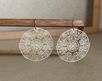 Pendientes de filigrana dorada, pendientes geométricos dorados, pendientes cortados con láser, pendientes llamativos, pendientes modernos de filigrana, el regalo perfecto para ella