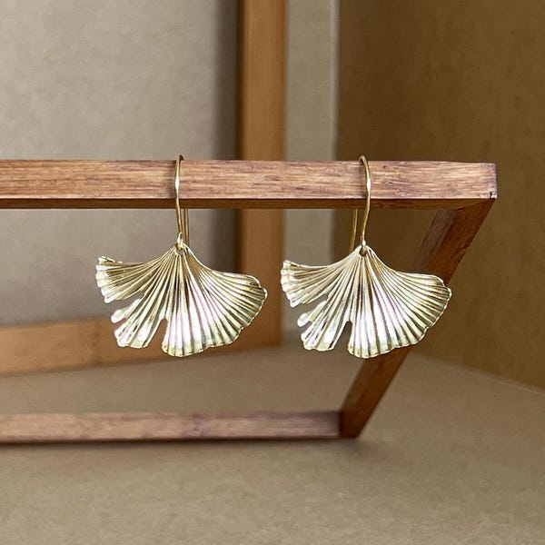 Goldene Ginkgoblatt Ohrringe, Brautjungfer Ohrringe, goldene Blumen Ohrringe, goldene Ohrringe, minimalistische Ohrringe, Boho Ohrringe, Geschenk für sie