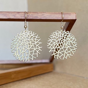 Pendientes de copos de nieve dorados, pendientes geométricos de oro, pendientes cortados con láser, pendientes llamativos, pendientes modernos, regalo del Día de la Madre
