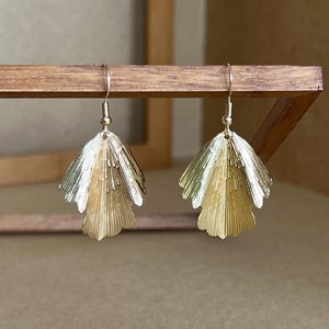 Pendientes de hojas irregulares, pendientes grandes de hoja de oro, pendientes de oro martillado, pendientes colgantes de oro, pendientes boho, regalo para ella