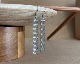 Orecchini con nappe in argento, orecchini a catena a palline, orecchini pendenti lunghi, orecchini geometrici, orecchini vistosi, orecchini moderni, regalo per lei