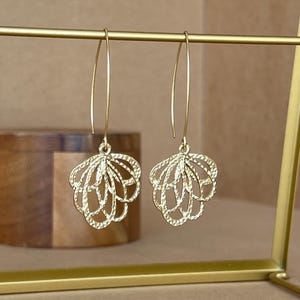 Goldene Blütenblatt-ähnliche Formblattohrringe, elegante lange Tropfenohrringe, Boho-Blattohrringe, filigranes Designohrringe, Blumenohrringe, Geschenk für sie