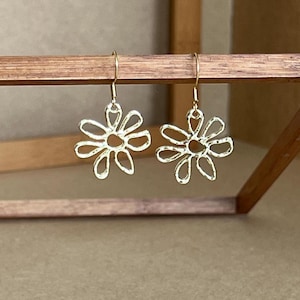 Gold gehämmerte Blumenohrringe, kleine goldene Gänseblümchenohrringe, Boho Blumenohrringe, Blumenohrringe, Geschenk für sie, brautsmade Ohrringe