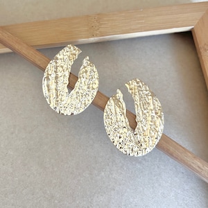 Pendientes de hoja de oro martillado, pendientes boho de oro, pendientes de declaración, pendientes florales, pendientes de naturaleza, pendientes de verano, regalo para ella