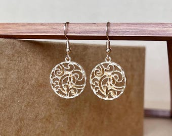 Pendientes de disco con filigrana dorada, pendientes para damas de honor, pendientes de estilo vintage, pendientes cortados con láser, pendientes llamativos, regalo perfecto para ella