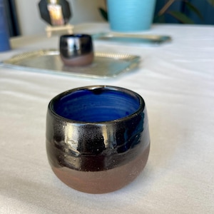 Taza de cerámica Wabi-Sabi hecha a mano: Taza de té Yunomi rústica, verde/azul