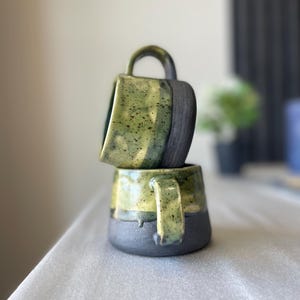 Handgemachte Moosgrüne Keramik Tasse: Rustikale Steingut Espresso Tasse