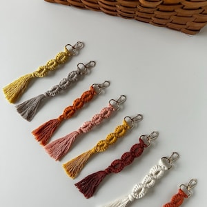 Keychain Macrame / Boho Chic Macrame Keychain / Perfect Wedding, Baby Shower Favors / Boho Party Favors