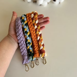 Boho Macrame Wristlet Keychain | Handmade Wedding Favor / Gift for Friend / Baby Shower | Unique Keychain
