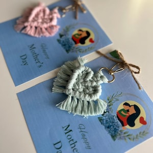 Portachiavi a forma di cuore in macramè personalizzato - regalo per la festa della mamma - portachiavi boho fatto a mano - regalo personalizzato per mamma e figlia - bomboniera unica
