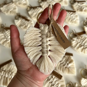 Llavero de macramé con hojas bohemias personalizadas: regalos para bodas y fiestas.