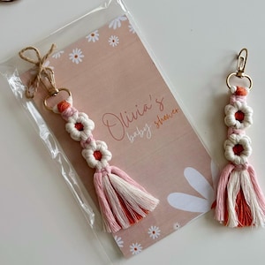 Portachiavi fatti a mano con margherite in macramè, bomboniere personalizzate per baby shower, regali floreali per feste, nappe boho per eventi speciali, regalo per gli ospiti