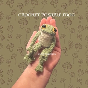 Puede incluir: Una rana de ganchillo con cuerpo y extremidades de color verde claro y vientre color crema. La rana tiene ojos negros grandes con detalles amarillos. El texto "CROCHET POSABLE FROG" está en la parte superior de la imagen.