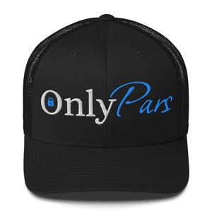 Può includere: Cappellino da camionista nero con la scritta ricamata "Only Pars" in bianco e blu. Il cappellino ha un retro in rete e una visiera curva. La parola "Only" include un'icona a forma di lucchetto.