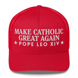 Op de afbeelding: Een rode truckerpet met wit geborduurde tekst "MAKE CATHOLIC GREAT AGAIN" en "POPE LEO XIV" met ster symbolen. De pet heeft een mesh achterkant en een gebogen klep.