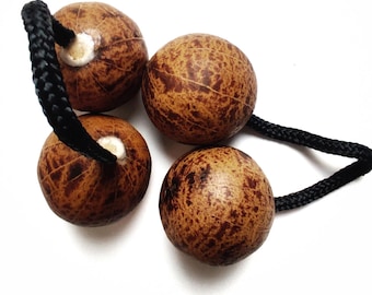 Handgemaakte asalatoschudders: West-Afrikaans rammelaarinstrument