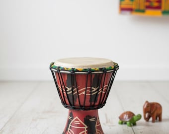 太鼓を演奏する男性のアフリカの木彫り - Etsy 日本