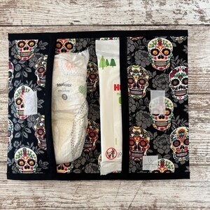 Cartera tipo sobre para pañales: calaveras de azúcar mexicanas con motivos florales y diseño folclórico: regalo único para baby shower