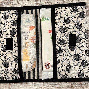 Cartera de mano para pañales: adorables y extravagantes perezosos, en blanco y negro: regalo único para baby shower