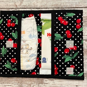 Cartera de mano para pañales - Retro Cherry Dot - Regalo único para baby shower